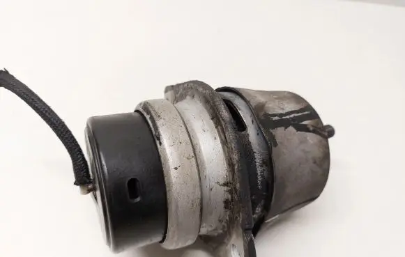 Engine mount bracket