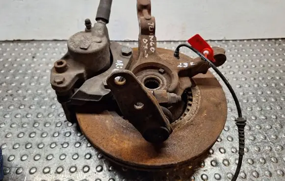 Renault Twingo II Front wheel hub spindle knuckle S25056386 8200663593