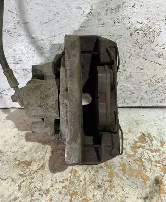 Volkswagen PASSAT B6 Front brake caliper