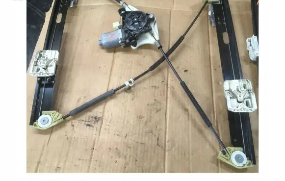 Seat Leon (5F) Front door window regulator with motor