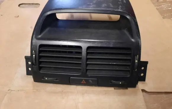 Suzuki Grand Vitara II Dash center air vent grill 7382165J0