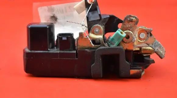 Chrysler 300M Front door lock