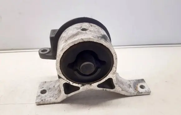 Nissan Murano Z50 Engine mounting bracket