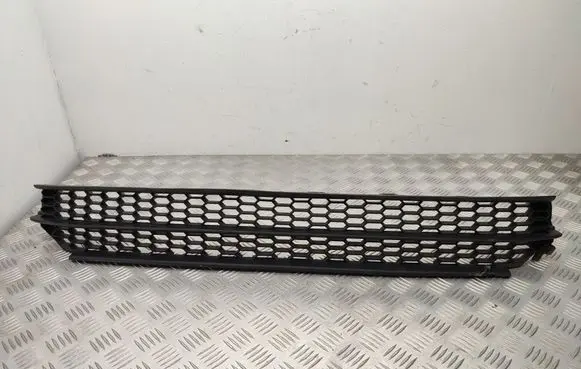 Volkswagen PASSAT B7 USA Front bumper lower grill