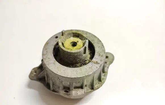 Mercedes-Benz C W205 Engine mount bracket A2052406717