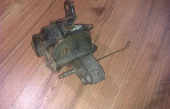 Toyota Yaris Engine mount bracket