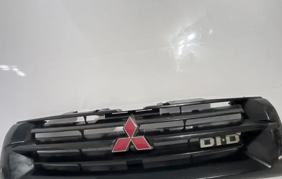 Mitsubishi Pajero Front bumper upper radiator grill MR387981