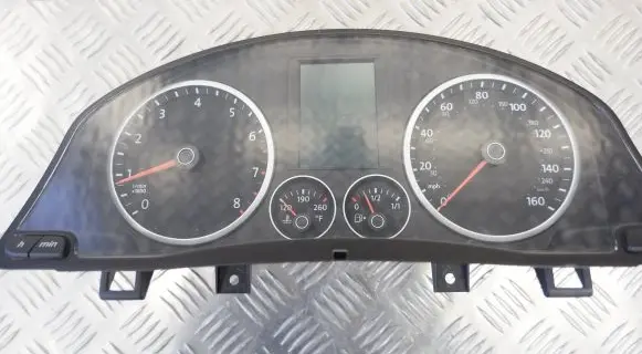 Volkswagen Tiguan Speedometer (instrument cluster) 5N0920970E