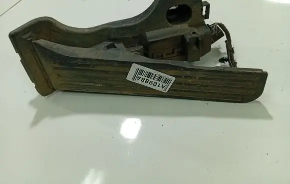 Volkswagen PASSAT B6 Accelerator throttle pedal 1K1721503L