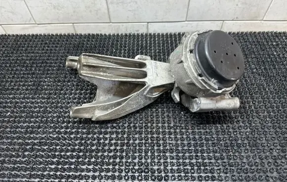 Audi A4 S4 B7 8E 8H Engine mount bracket 4G0199381