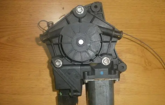 Peugeot 406 Front door window regulator motor 0130821675