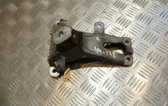 Engine mounting bracket