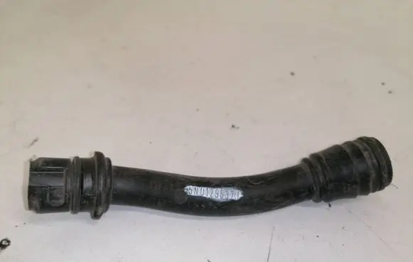 Volkswagen PASSAT B6 Breather hose/pipe 5N0129637J