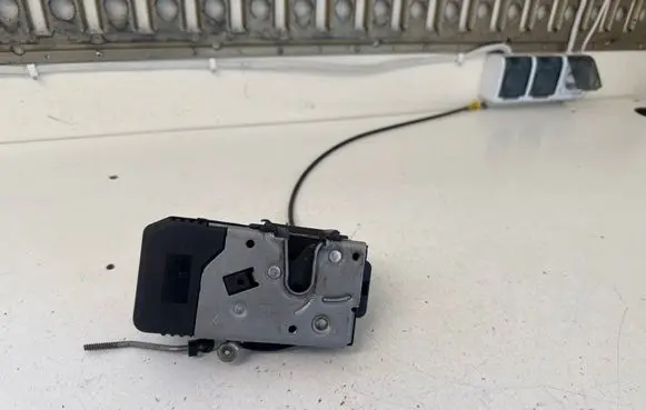Opel Vivaro Front door lock 8200008246 91166237