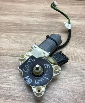 Mercedes-Benz E W211 Front door window regulator motor A2118203042 0130821971