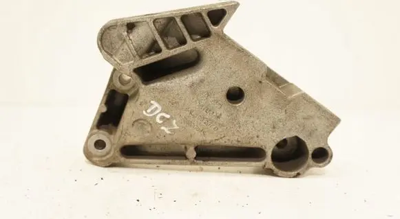 Volkswagen PASSAT B8 Engine mounting bracket 04L199207D.