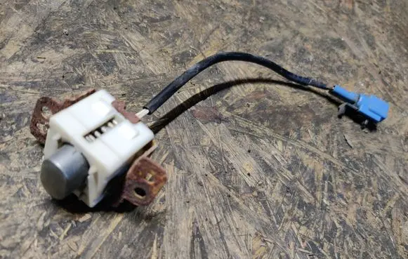 Infiniti G35 Tailgate opening switch 151 7275