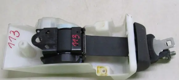 Mitsubishi Outlander Middle seatbelt (rear) 