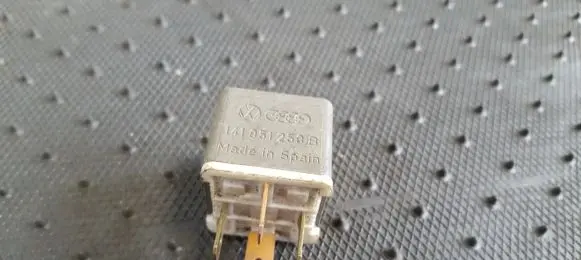 Volkswagen Transporter - Caravelle T4 Other relay 141951253B 4RA003510-29