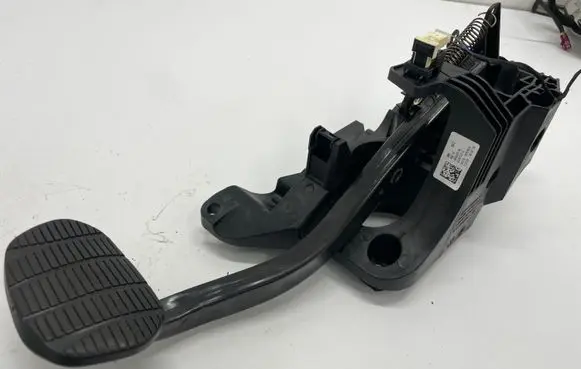 BMW 1 F40 Brake pedal 6856600