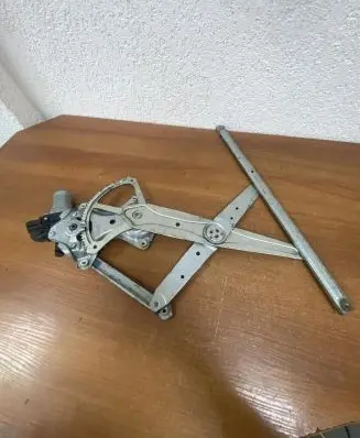 Toyota Auris 150 Front door electric window regulator 8572035140
