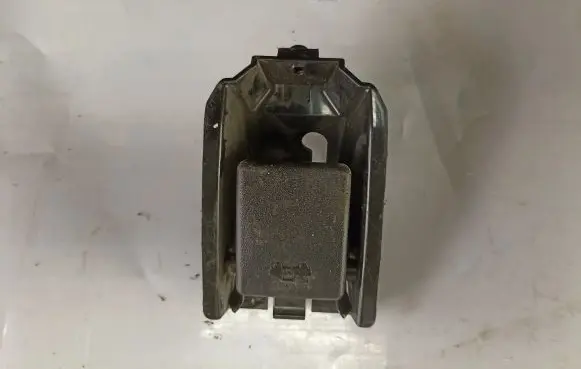 Suzuki Grand Vitara II Engine bonnet (hood) release handle