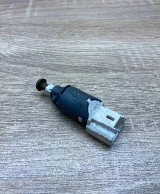 Renault Twingo II Brake pedal sensor switch 8200168238B