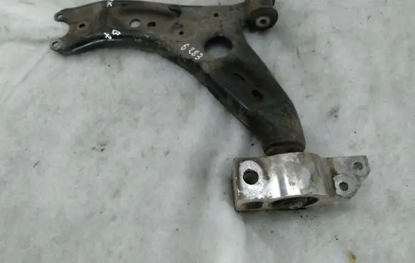 Volkswagen PASSAT B7 Front lower control arm/wishbone