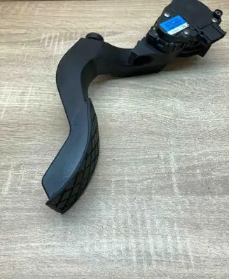 Volkswagen PASSAT B5.5 Accelerator throttle pedal 8D1723523N