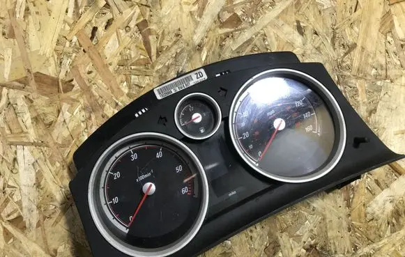 Opel Zafira B Speedometer (instrument cluster) 13225968