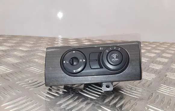 Chevrolet Captiva Wing mirror switch