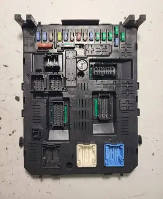 Peugeot 3008 I Fuse module 281197595