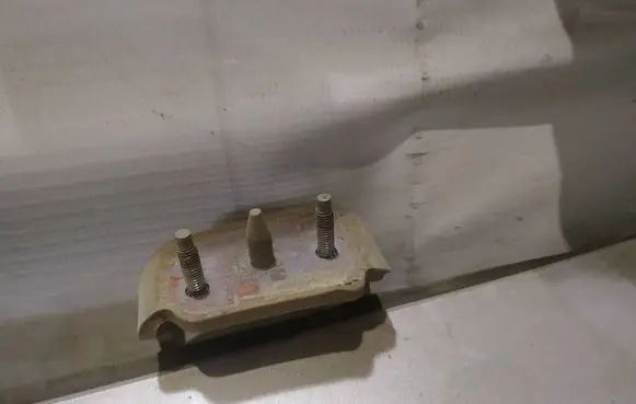 Tailgate/trunk/boot hinge
