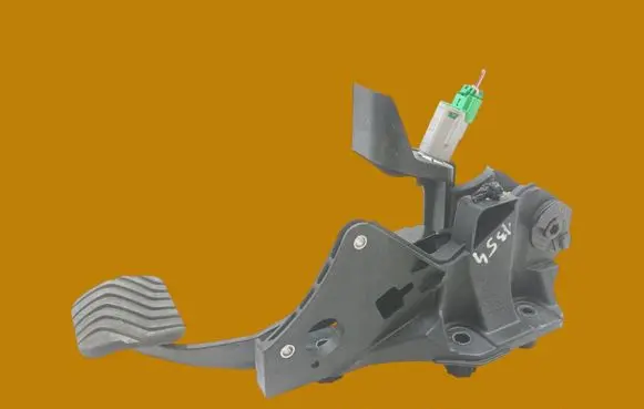 Dacia Duster III Brake pedal 