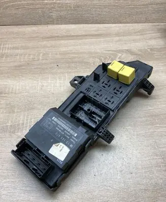 Opel Vectra C Fuse module 13165970 24443147