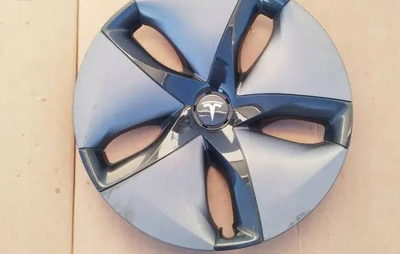 Tesla Model 3 R17 wheel hub/cap/trim 1044231