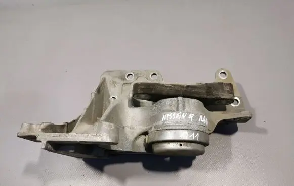 Nissan Qashqai+2 Engine mount bracket
