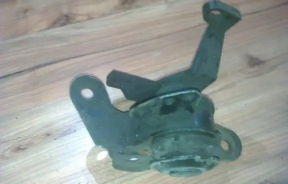 Ford Mondeo MK II Engine mount bracket