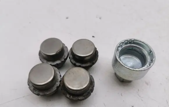 Honda CR-V Anti-theft wheel nuts and lock 