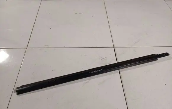 Chrysler Grand Voyager IV Front door glass trim molding 