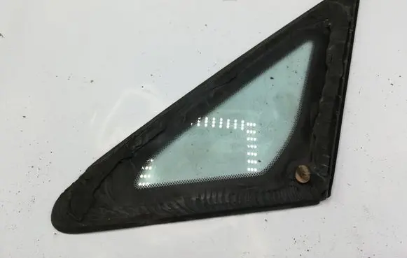 Toyota Avensis Verso Front triangle window/glass E643R00033