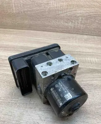 Volkswagen Golf V ABS Pump 1K0907379Q 1K0614517N