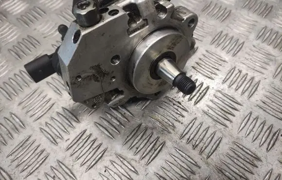 BMW 3 E46 Fuel injection high pressure pump 7788670 0445010045 3037371