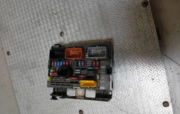 Peugeot Partner Fuse module 9666700480