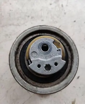 Volkswagen PASSAT B7 Belt tensioner pulley F577090