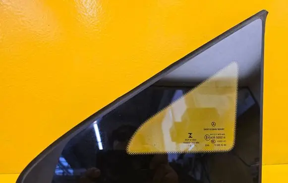 Mercedes-Benz Vito Viano W447 Front triangle window/glass 