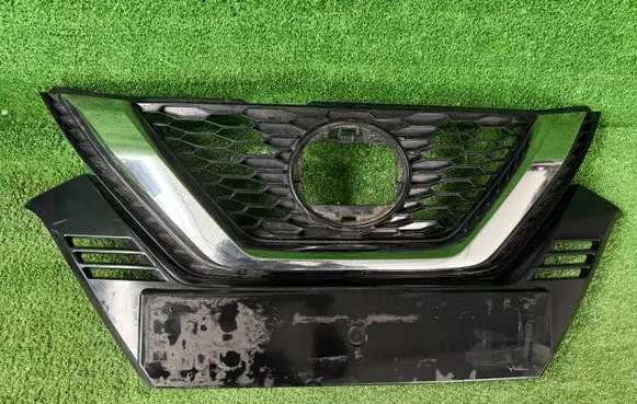 Nissan Qashqai J12 Front bumper upper radiator grill 62310HV3