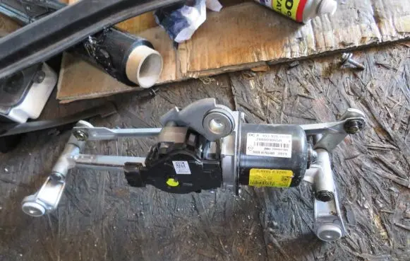 Renault Twingo III Front wiper linkage and motor