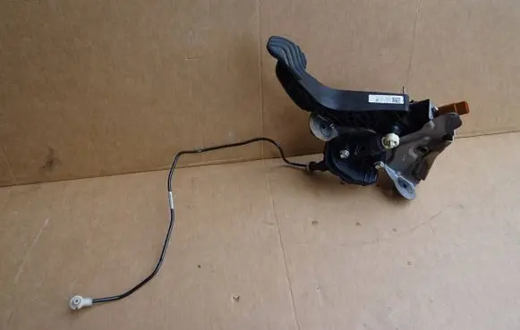 Nissan Qashqai J12 Clutch pedal 465036UA5D