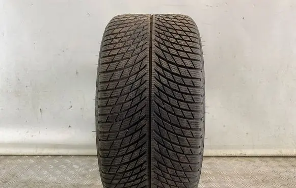 Audi RS6 C8 R22 winter tire PILOTALPIN5 28530R22